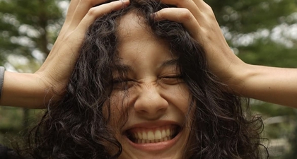 Rahasia Merawat Rambut Ikal Bergelombang agar Tampak Sehat dan Bebas Frizz