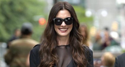 Anne Hathaway Tampil Misterius dengan Busana Serba Hitam di Lokasi Syuting The Devil Wears Prada 2