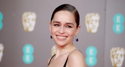 Emilia Clarke Berbagi mengenai Pelembap Kulit Favoritnya dan Transformasi Rambut Berikutnya