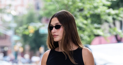 Hailey Bieber Tampil Total dengan Mengadopsi Tren Musim Panas yang Paling Kontroversial