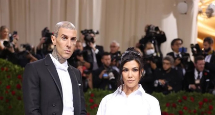 Tampilan Met Gala Kourtney Kardashian Adalah Versi Rekonstruksi dari Travis Barker