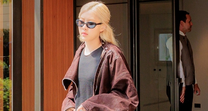 Ros&eacute; Memadukan Sandal Jepit dan Syal Desainer dengan Begitu Sempurna