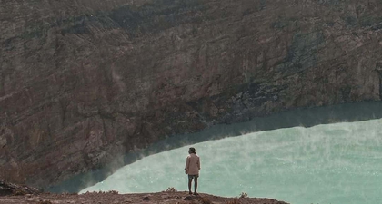 Adipati Dolken Bagikan Ragam Foto Liburan Memukaunya di Danau Kelimutu, NTT