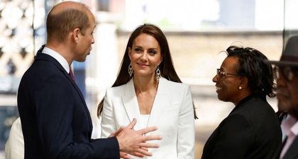 Kate Middleton Tampak Cantik Mengenakan Setelan Putih Alexander McQueen&nbsp;untuk Merayakan Windrush Day