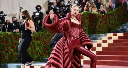 Gigi Hadid Tampil di Met Gala dengan Korset Merah dan Jumpsuit Lateks