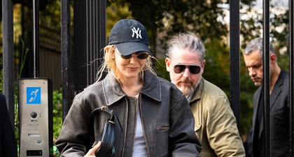 Gigi Hadid Kenakan Jaket Kulit Bernuansa Vintage dengan Dua Gaya Berbeda