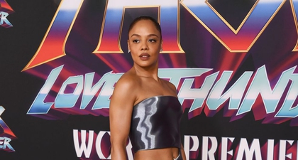 Tessa Thompson Bersinar dalam Balutan Gaun Cutout Armani yang Memukau