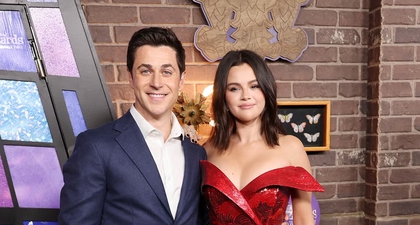 Selena Gomez Tampil Memesona dengan Gaun Merah saat Reuni Wizards of Waverly Place