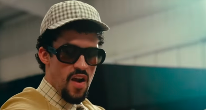 Bad Bunny Padukan Warna Kuning Mustard dan Blush Pink Saat Tampil di Paddock F1