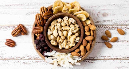 Simak Waktu Terbaik Makan Buah dan Kacang Kering agar Manfaatnya Maksimal