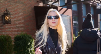 Anya Taylor-Joy Membiarkan Tas Suede Kolosalnya Berbicara