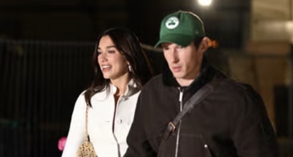 Dua Lipa Mempercantik Gaun Mini Putihnya dengan Tas Chanel Berbulu untuk Kencan Malam di Paris