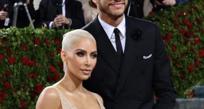 Kim Kardashian Menggandeng Pete Davidson di Met Gala dengan Gaun Vintage Marilyn Monroe