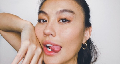 Pesona Agnez Mo Bergaya dengan Aksesori Kalung Koleksi Versace