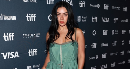 Charli XCX Pamerkan Tren Warna Hijau Khas Albumnya 