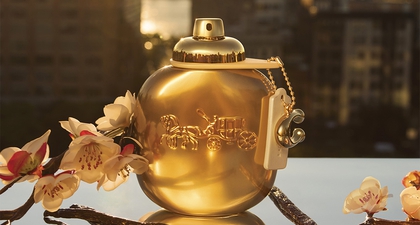 Pancaran Kilau Feminitas Modern Bersama Coach Gold