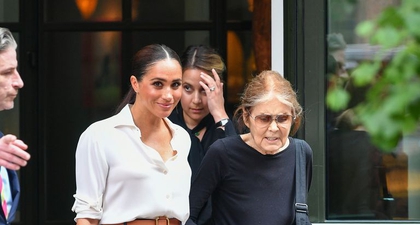 Meghan Markle Tampil Kasual dengan Celana Pendek Navy di New York