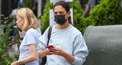 Katie Holmes Menyalurkan Aura Putri Diana dalam Balutan Sweatshirt Biru dan Sepatu Chunky