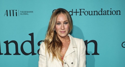 Sarah Jessica Parker Tampil dengan Mantel dan Gaun Merah Menyala