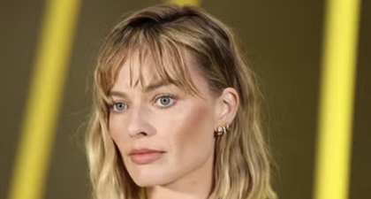 Margot Robbie Debutkan Bob Pendek Bertekstur, Berantakan, dan Tampak Basah di Chanel's Paris Show
