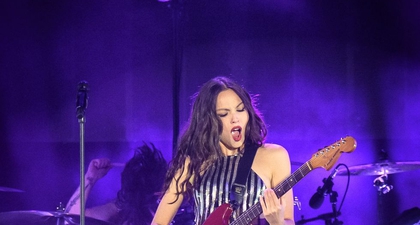 Olivia Rodrigo Tampil Total Ala Rockstar Y2K dengan Rantai dan Kulit di Lollapalooza Paris