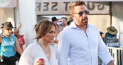 Jennifer Lopez dan Ben Affleck Bergandengan Tangan dalam Pakaian Putih Yang Senada