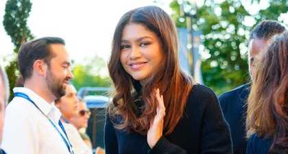 Zendaya Tampil Elegan dengan Turtleneck Hitam dan Rok Mini di Turnamen US Open