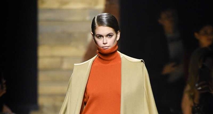 Michael Kors Kembali Merilis Jubah Ikonis yang Dikenakan Joan Didion dan Naomi Campbell