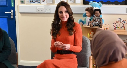 Putri Kate Tampak Memesona dalam Balutan Sweater &amp; Rok Rajut Oranye