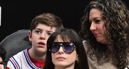 Anne Hathaway Tampil di Courtside Dalam Pakaian Serba Hitam