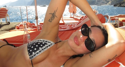 Dua Lipa Tampil Santai dalam Bikini Motif Polkadot Saat Nikmati Liburan di Napoli Bersama Callum Turner