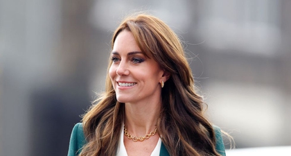 Kate Middleton Padukan Jas Burberry dengan Kalung Berantai Emas