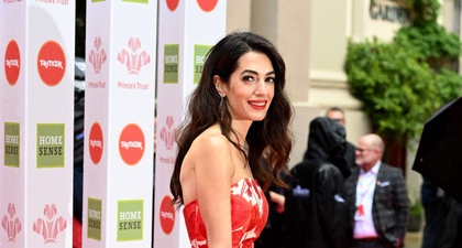 Amal Clooney Terlihat Memesona dengan Gaun Tanpa Tali Bermotif Bunga di Prince's Trust Awards 2022