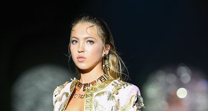 Lila Moss, Anak Kate Moss yang Diabetes Tampil di Runway Fendi x Versace dengan Pompa Insulin