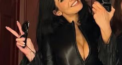 Kylie Jenner Kenakan Jaket Kulit Versace Vintage yang 