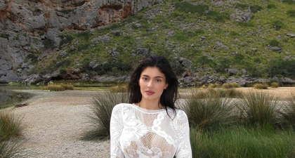 Kylie Jenner Tampil Trendi dengan Mini Dress Putih di Mallorca, Spanyol