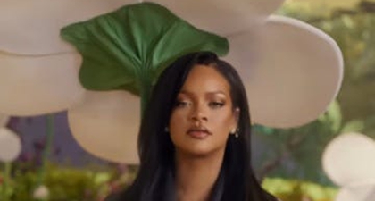 Rihanna Memberikan Apa yang Diinginkan Publik, Namun dalam Bentuk Lagu Smurfs