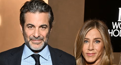 Jennifer Aniston Tampil Memukau untuk Debut Red Carpet Bersama Kekasihnya, Jim Curtis