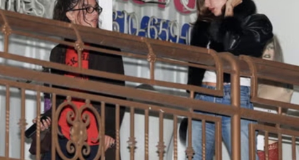 Hailey Bieber Mengenakan Sandal Thong dan Mantel Bulu Saat Girls Night Bersama Zo&euml; Kravitz