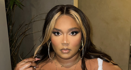 Lizzo Membuat Tampilan Goddess Vibes dalam Gaun Custom Wet Look