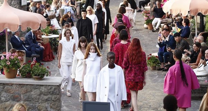 Ian Griffiths Menggelar Presentasi Max Mara Resort 2022 di Ischia, Italia