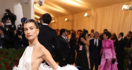 Hailey Bieber Mengenakan Gaun Backless Putih dan Syal Bulu-Bulu ke Met Gala