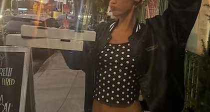 Bella Hadid Pergi Membeli Piza dengan Setelan Celana Pendek Mikro Bermotif Polkadot