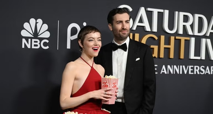 Emma Stone Beri Kejutan Dengan Tampil Mengenakan Gaun yang Penuh Popcorn di SNL50