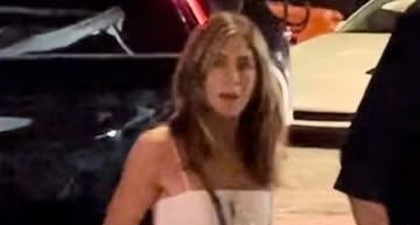 Jennifer Aniston Tampil Simpel dan Monokrom Saat Berada di New York Bersama Kekasih Barunya, Jim Curtis