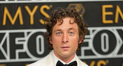 Jeremy Allen White Tampil Memukau di Emmys 2023 dengan Setelan Jas Putih