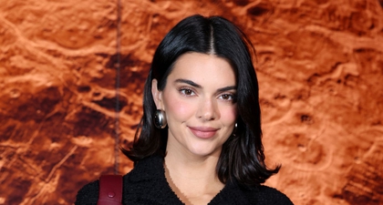 Kendall Jenner Menutup Pekan Mode dengan Busana Hitam Klasik pada Debut Matthieu Blazy di Chanel.