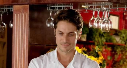 Tenang, Lucas Bravo Paham Betul Perasaan Anda Tentang Emily in Paris