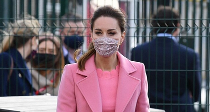 Kate Middleton Tampak Siap Menyambut Musim Semi dalam Balutan Mantel Pink dan Celana Model Flared