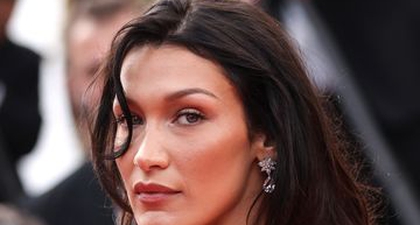 Bella Hadid Berpose Telanjang Dada dengan Bunga Lavender